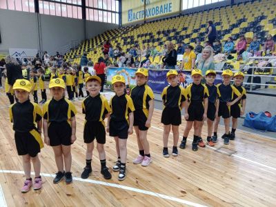 Децата от четвърта група "Звездички" взеха участие в спортния празник по случай "Деня на българския спорт" и се представиха отлично - Изображение 1
